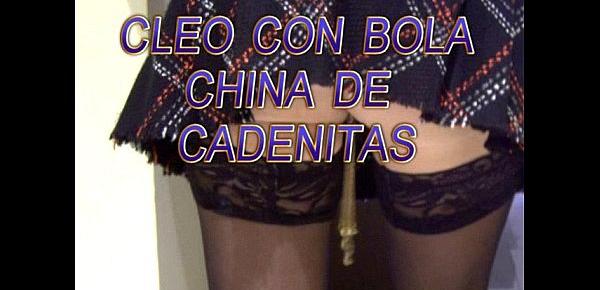  Se pasea con las bolas chinas de cadenitas